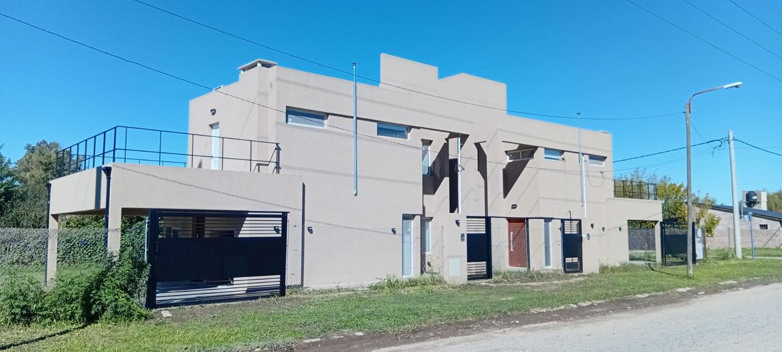 Casa 2 dormitorios en alquiler permanente - Roldán