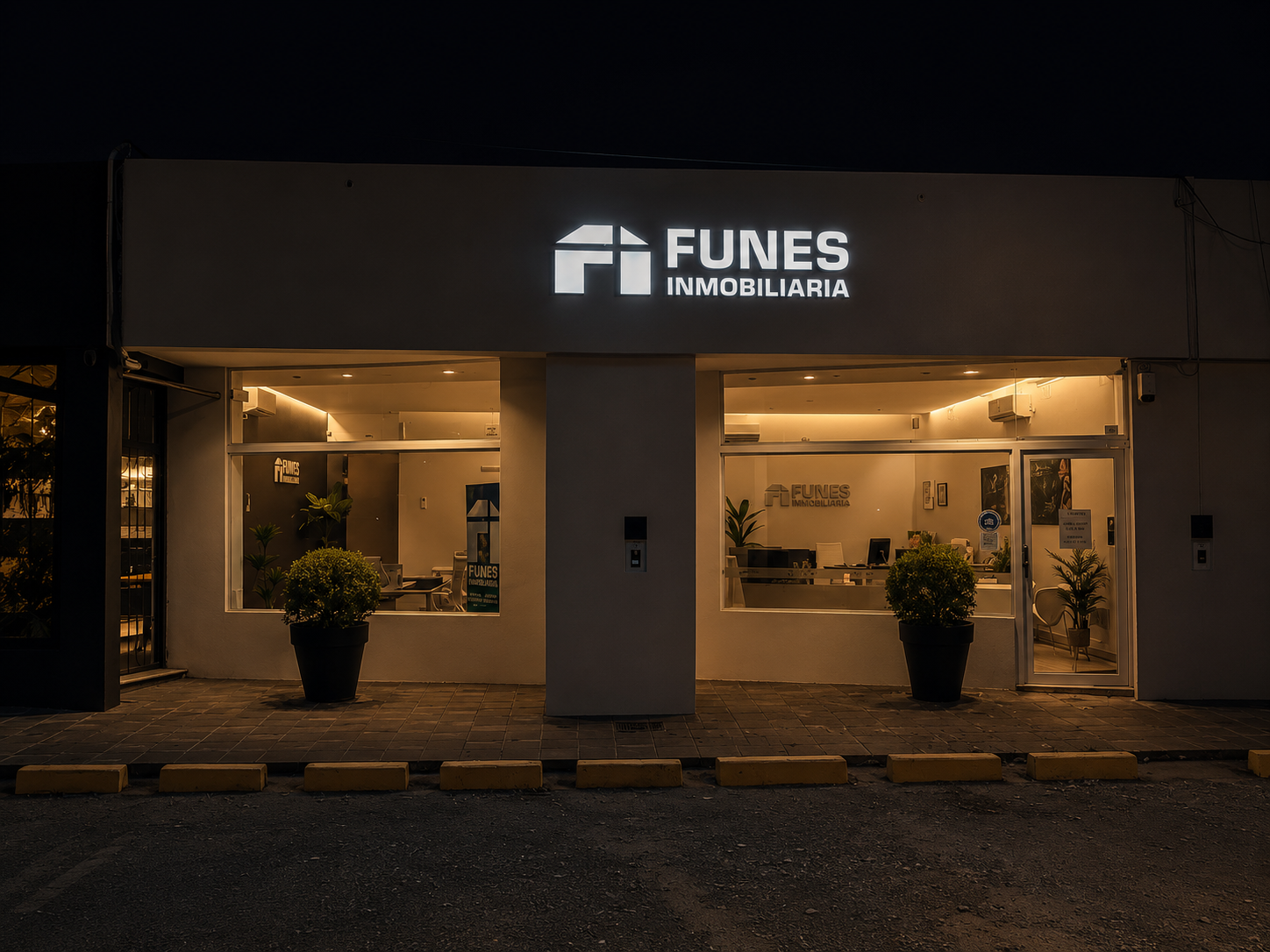 Funes Inmobiliaria — fachada nocturna